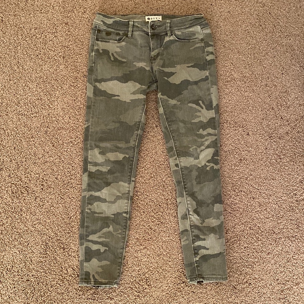 Roxy camo skinny jeans with zippers on the back size 27